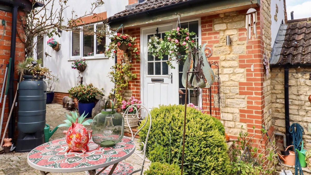 Raunds Cottage | THE ASH, family friendly, character holiday cottage in Raunds