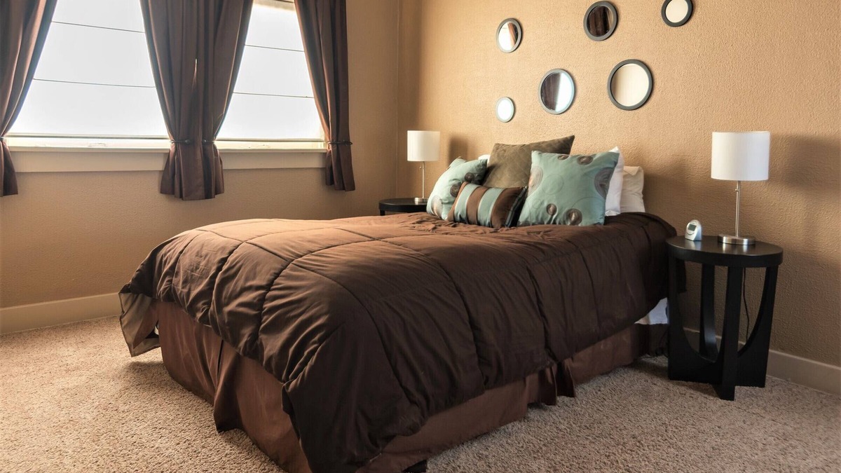 Fairbury Apartment | The Ashford 1BR apartment in historic downtown