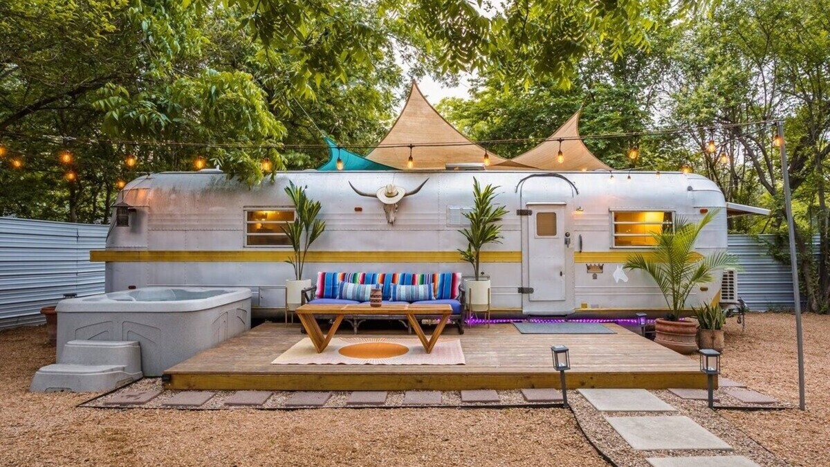 Bouldin House | The Austin LoveStream! New Hot Tub, Full Bathroom, Deck & Grill!