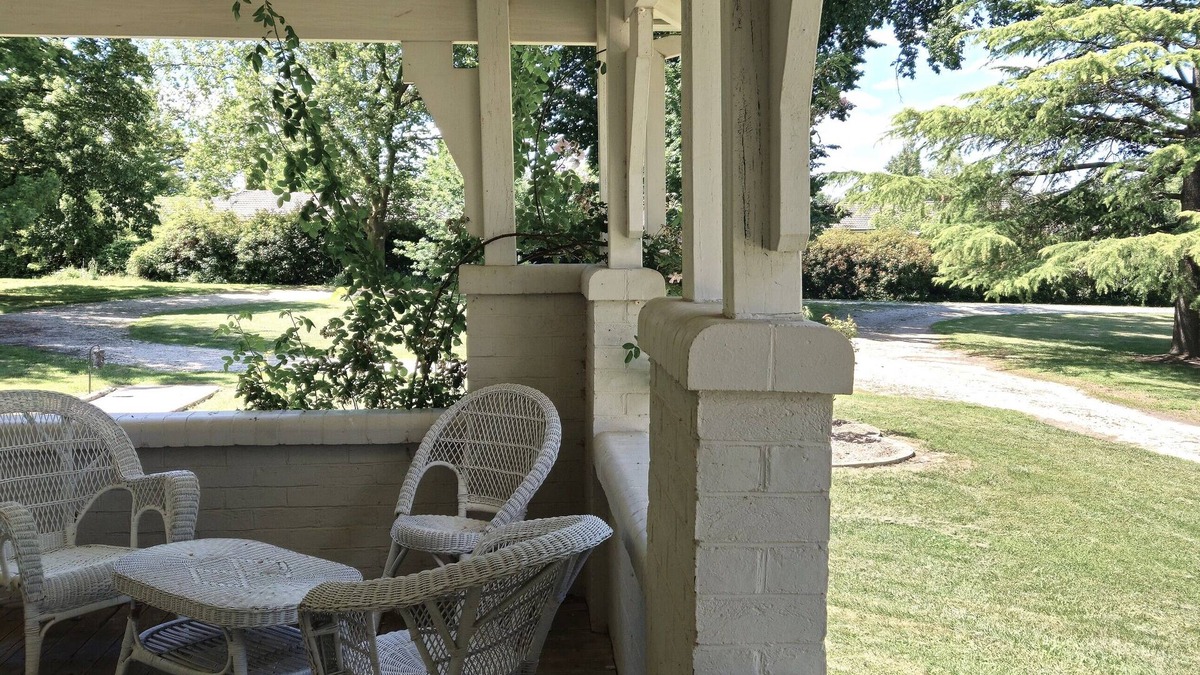 Blayney House | The Avenue Anahdale -Hidden 2.7Acre Estate in town