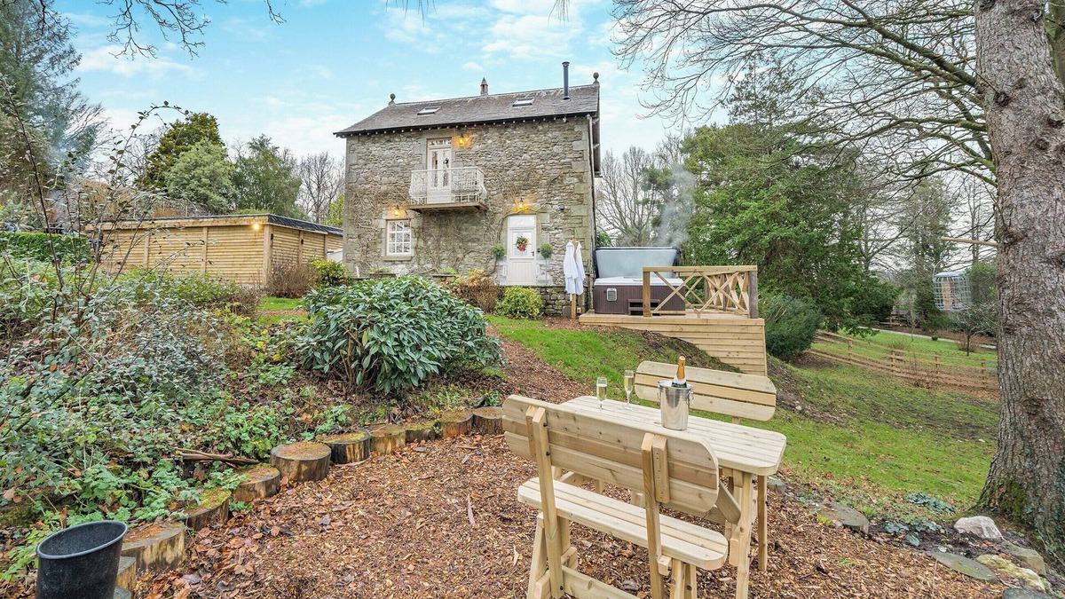 Tewitfield Cottage | The B Hive at Buckstone House