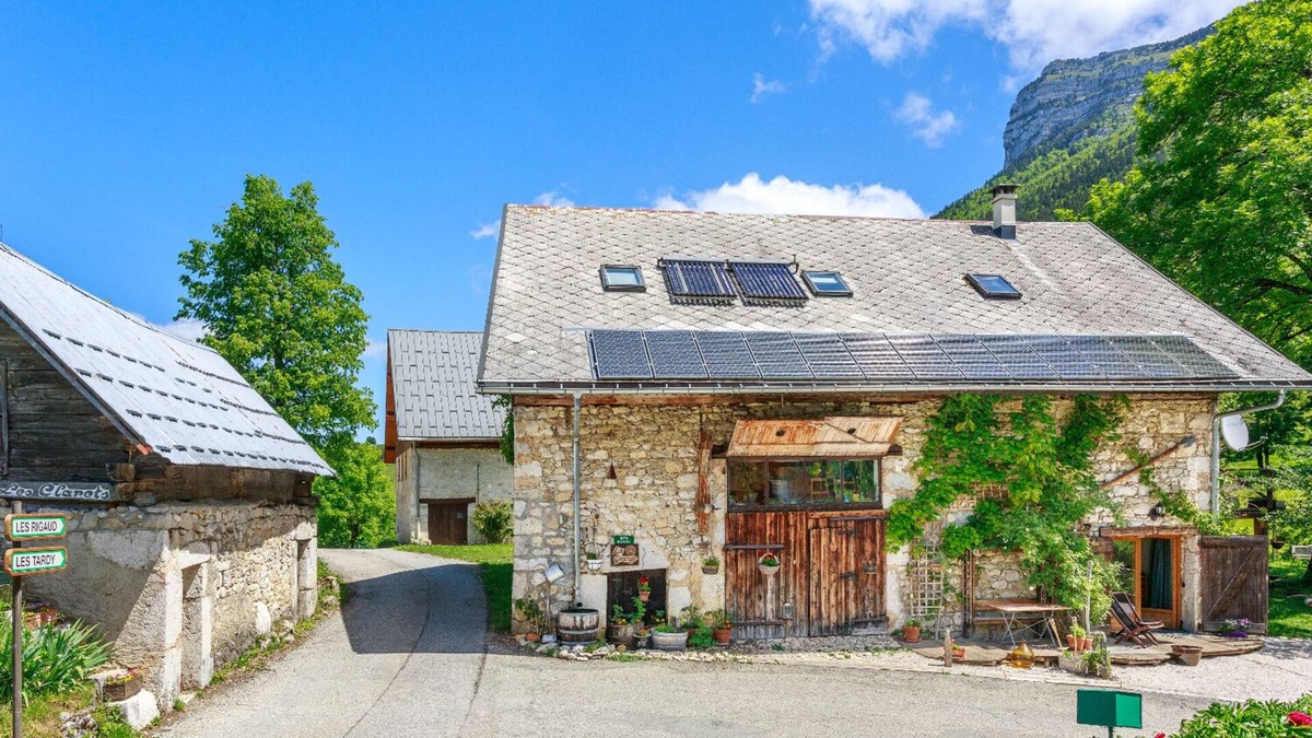 Saint-Pierre-d'Entremont House | The barn & watering can - four seasons in the heart of the Chartreuse
