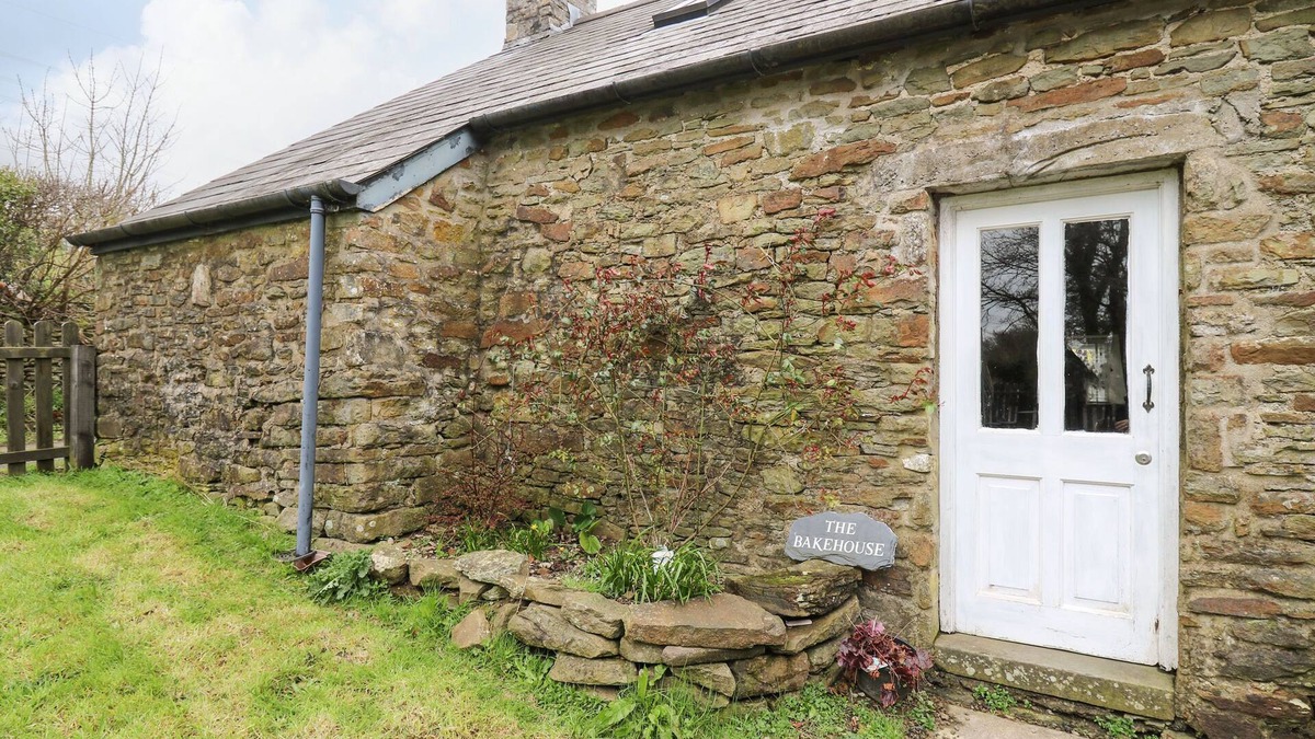 Bridgend Cottage | THE BAKE HOUSE, romantic, character holiday cottage in Bettws