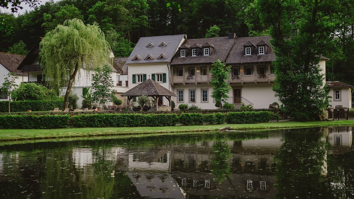 Bescheid Apartment | The bakehouse, mill estate with private natural bathing lake