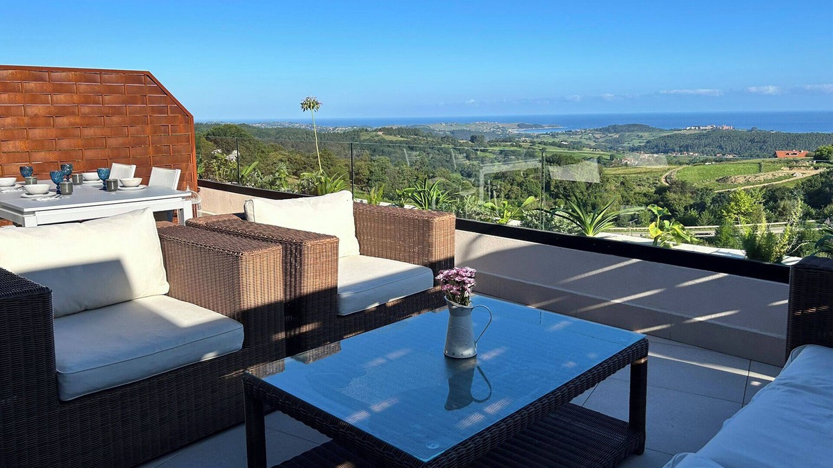 Canales Apartment | The balcony of Oyambre. New exclusive accommodation with sea and mountain views.