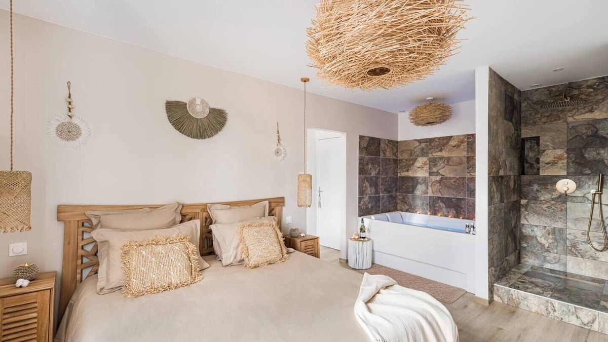 Le Soleil Apartment | The Bali Room Balneo Saint Etienne