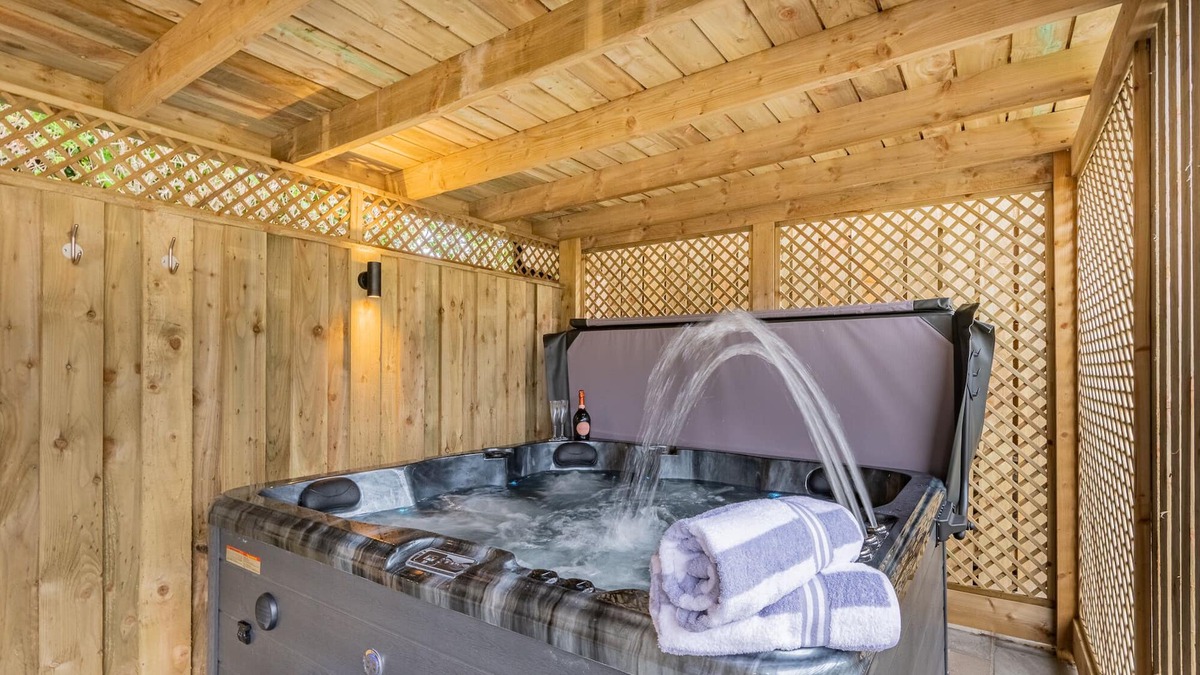 Silverdale Cottage | The Bank House- Luxury 3 bed cottage with hot tub!