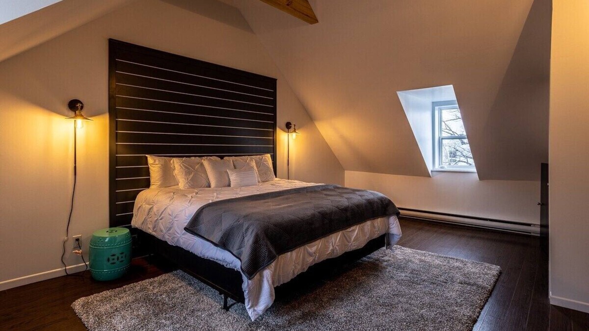 Downtown St. John's House | The Bannerman Park Loft, Private Parking, King Bed