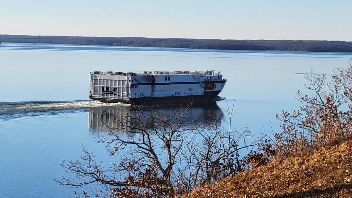 Dover Villa | The Barge Inn has amazing views of beautiful Kentucky Lake.