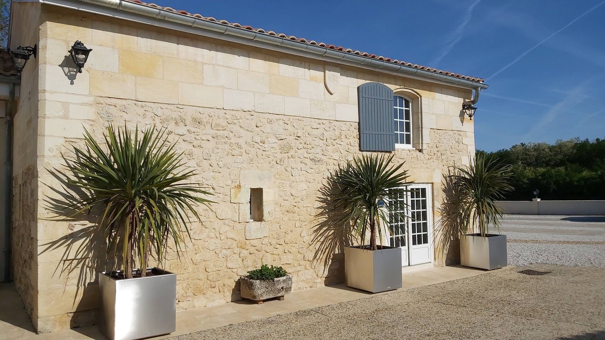 Villegouge Cottage | The Barn - 5* stone cottage with own private heated pool - Sleep 6