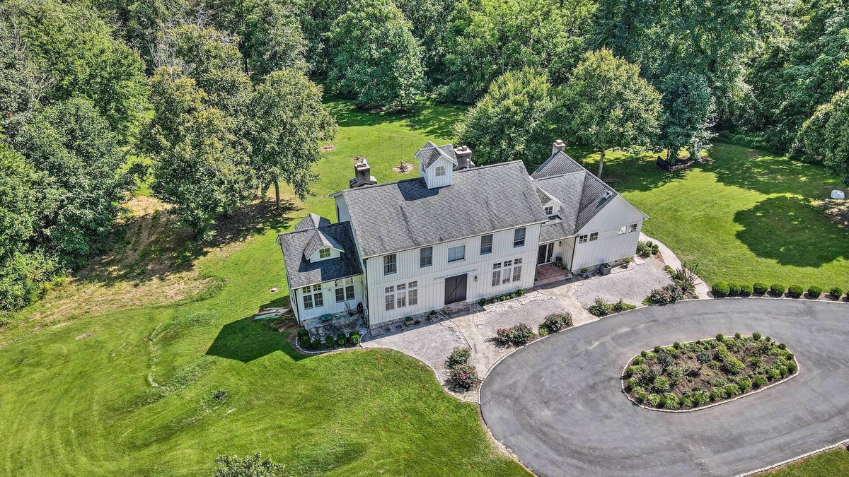 Beallsville House | the barn a french farm house for executive, Golfer, vacation and small party.