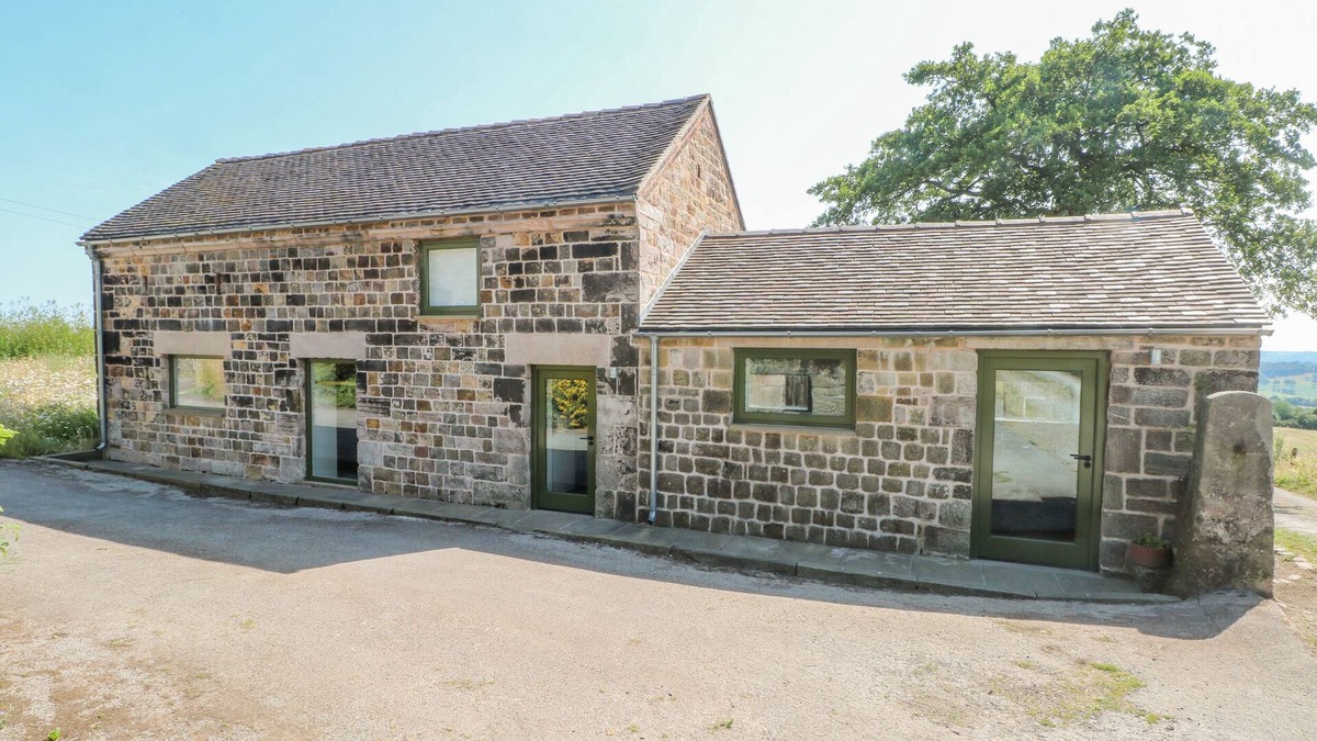 Horton Cottage | THE BARN AT CHATSWORTH FARM, family friendly in Brown Edge