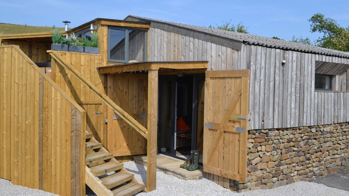 Barnoldswick Cottage | THE BARN AT COPY HOUSE HIDEAWAY, pet friendly, with hot tub in Earby