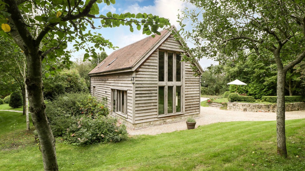 Ebbesborne Wake Cottage | THE BARN AT FROG POND FARM, with a garden in Tisbury, Near Bath