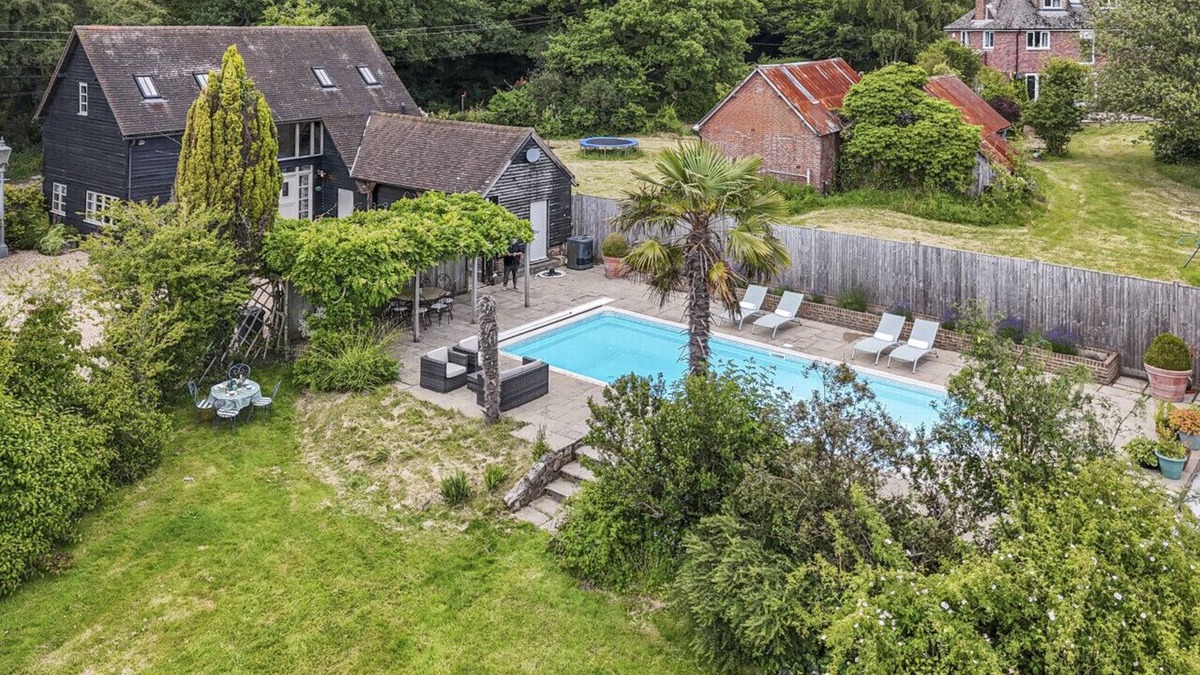 Sheffield Green House | The Barn at Stoaches: Parking | Pool | Countryside Retreat