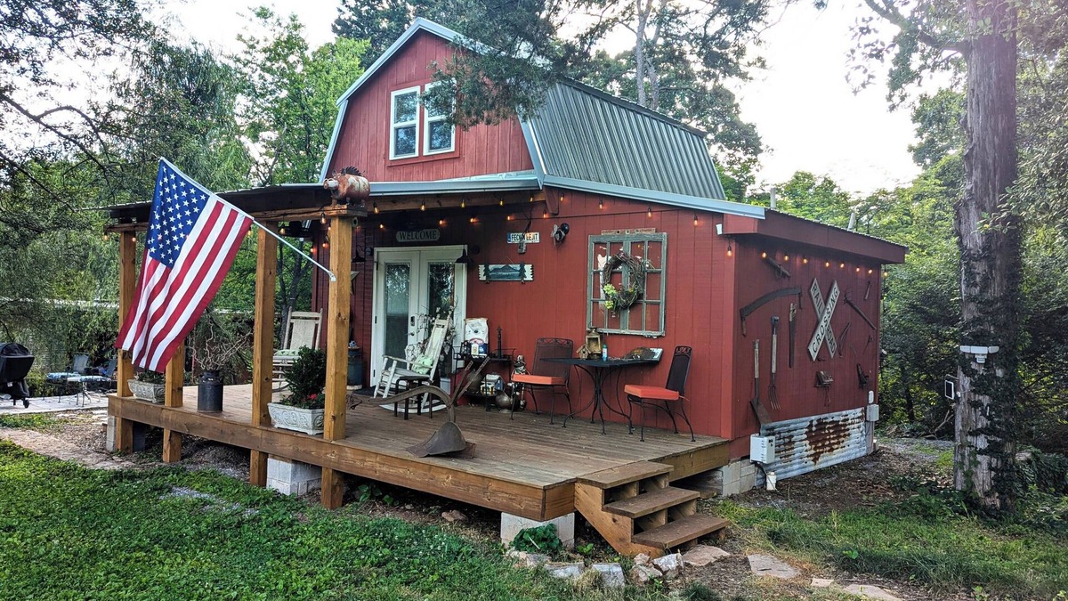 Alcoa House | The Barn at Toad Hill. Pet friendly, close to Smokies, Airport. Brand new!