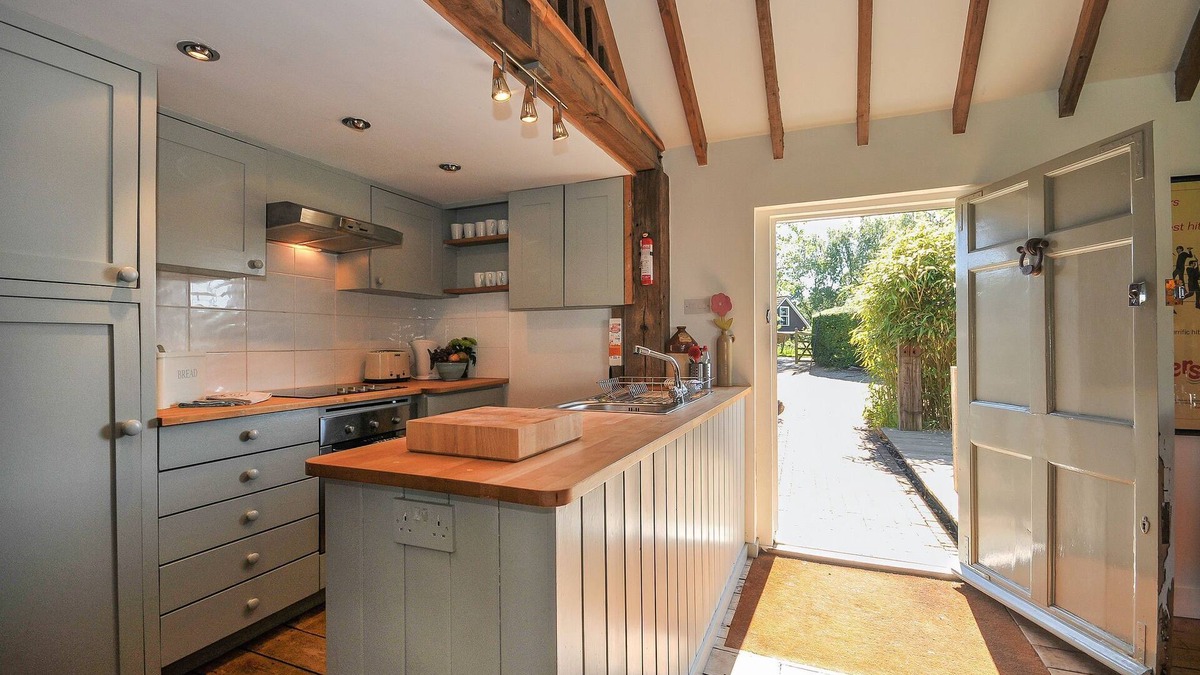 Camber House | The Barn, Camber. Sleeps 6 guests in 3 bedrooms