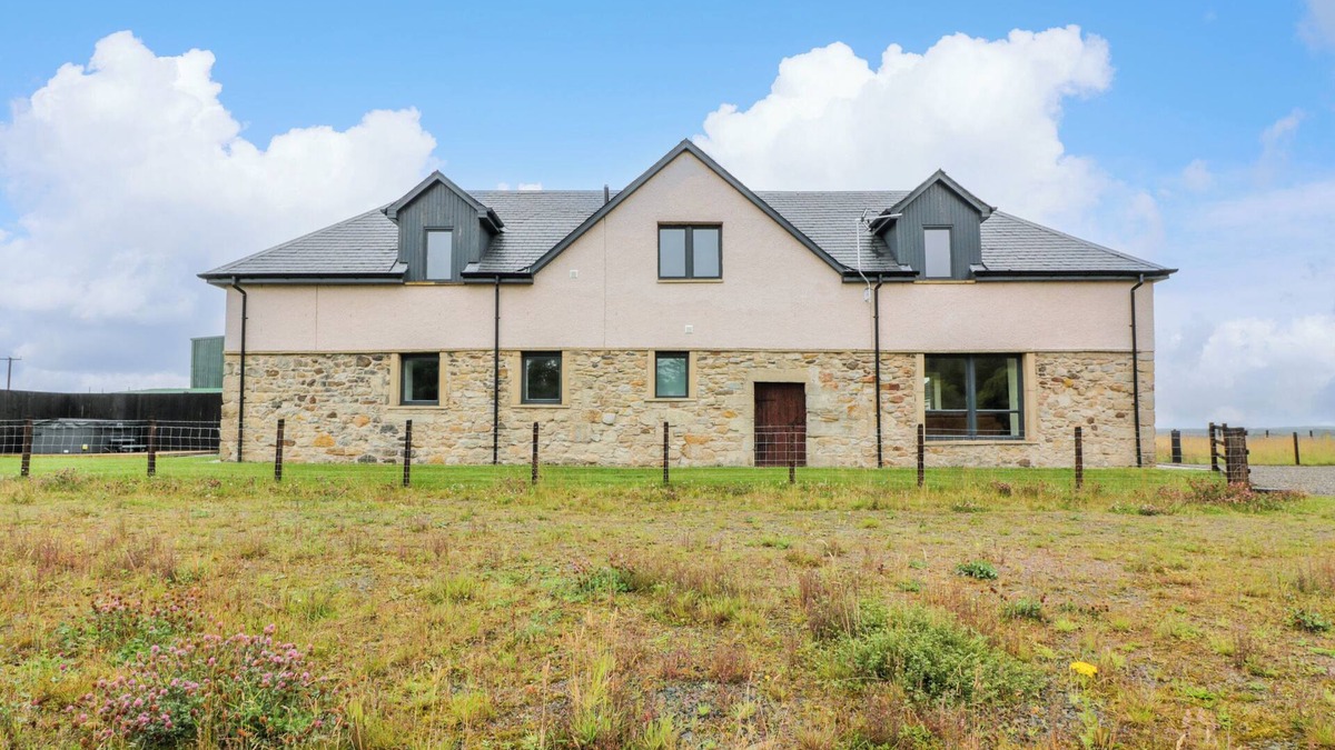Airdrie Cottage | THE BARN, DRUMBOW FARM, family friendly, with hot tub in Caldercruix