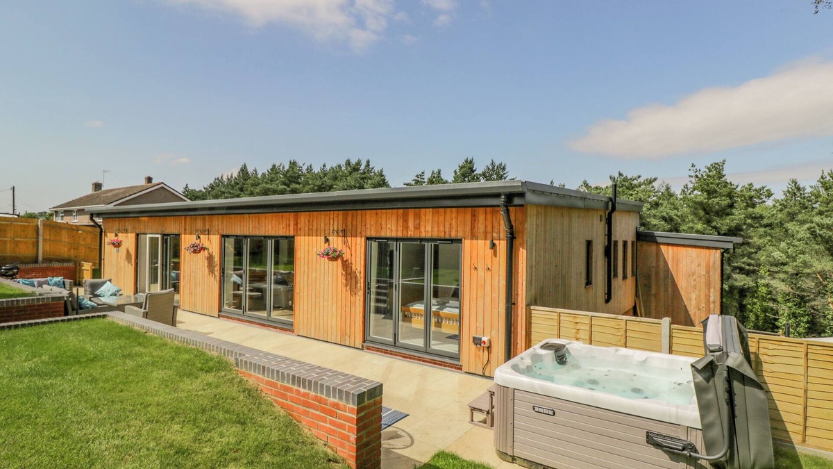 Lytchett Matravers Cottage | THE BARN, family friendly, with hot tub in Lytchett Matravers