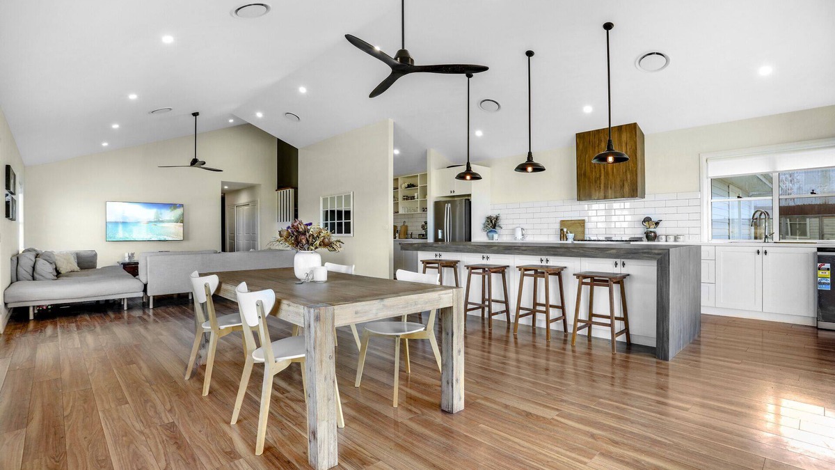 Bolwarra House | The Barn House - 30 mins to Hunter Valley Vineyards