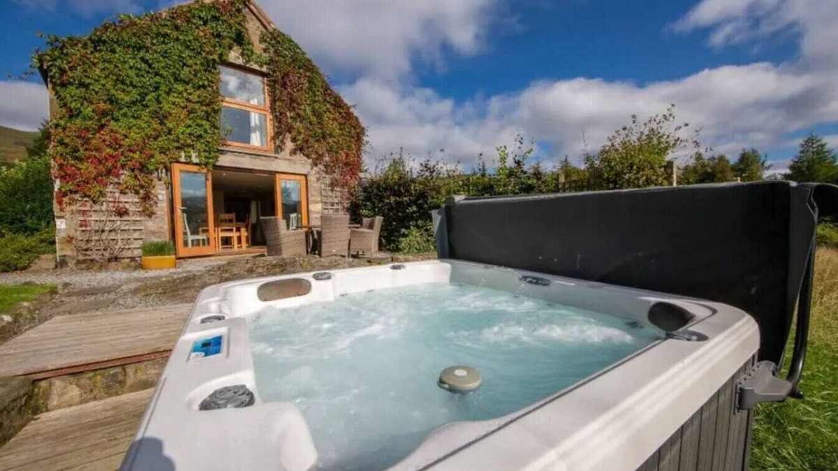 Loch Tay House | The Barn on Loch Tay - Hot Tub