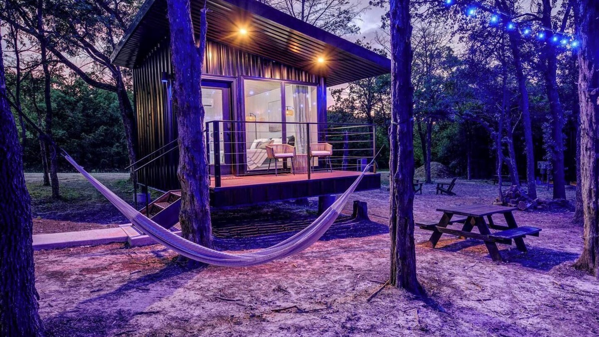 Alvord Cabin | The Barn Owl | Cozy Treehouse + Pickleball Court