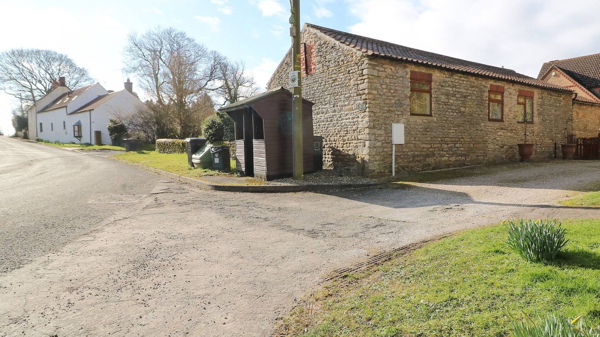 Glentham House | THE BARN, pet friendly, with a garden in Snitterby