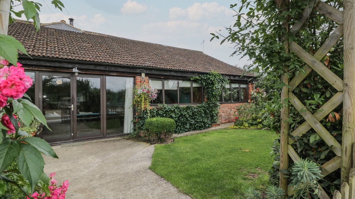 Chippenham House | THE BARN, pet friendly, character holiday cottage in Malmesbury