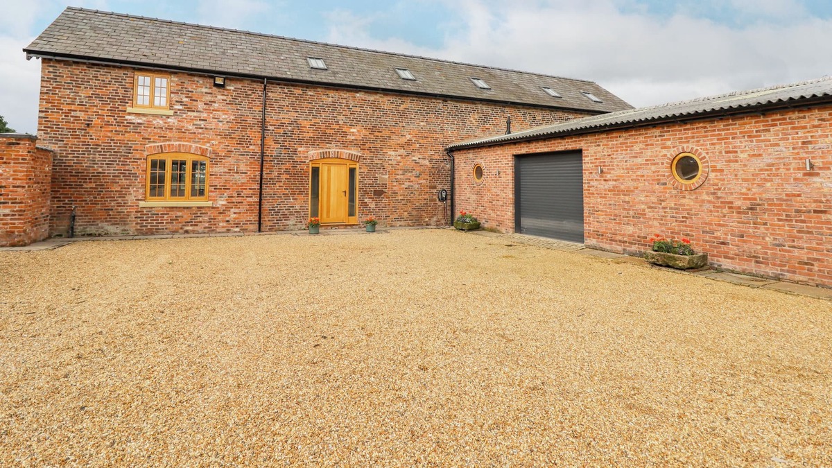Middlewich Apartment | THE BARN, pet friendly, with a garden in Sandbach