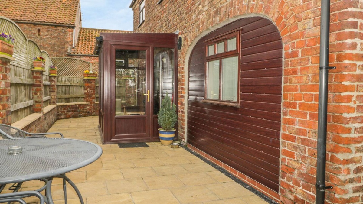 Buckton Cottage | THE BARN, pet friendly, character holiday cottage in Burton Fleming