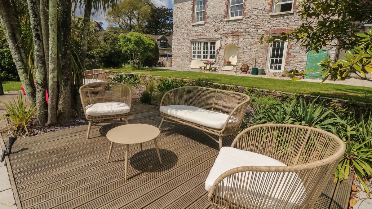 Newton Ferrers Cottage | THE BARN, pet friendly, with a garden in Brixton