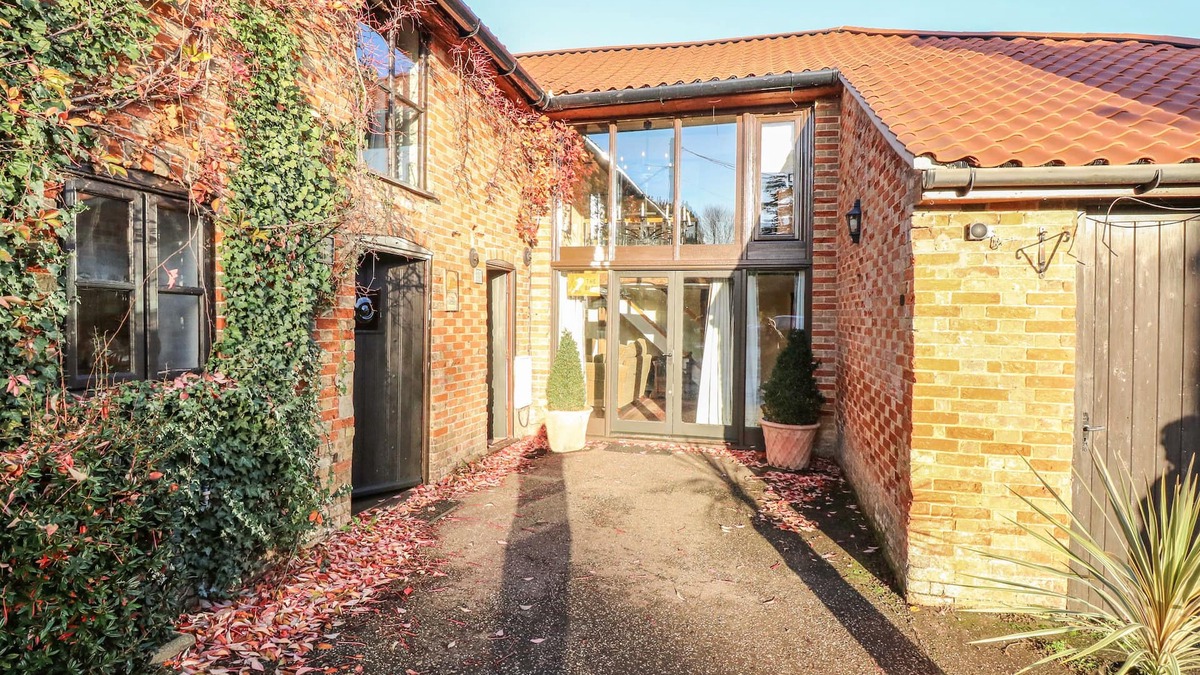 Thetford Cottage | THE BARN, pet friendly, character holiday cottage in Saham Hills