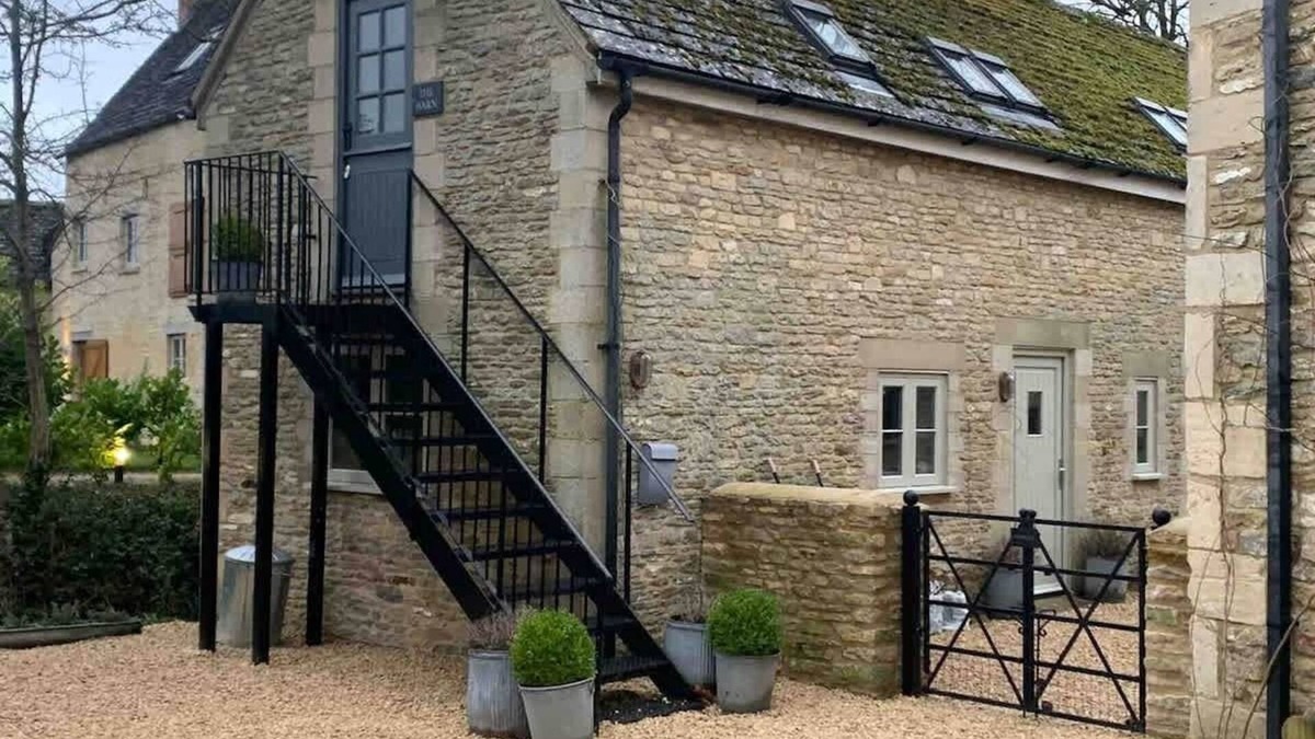 Ampney Crucis Apartment | The Barn | Romantic Cotswolds Stay for Two