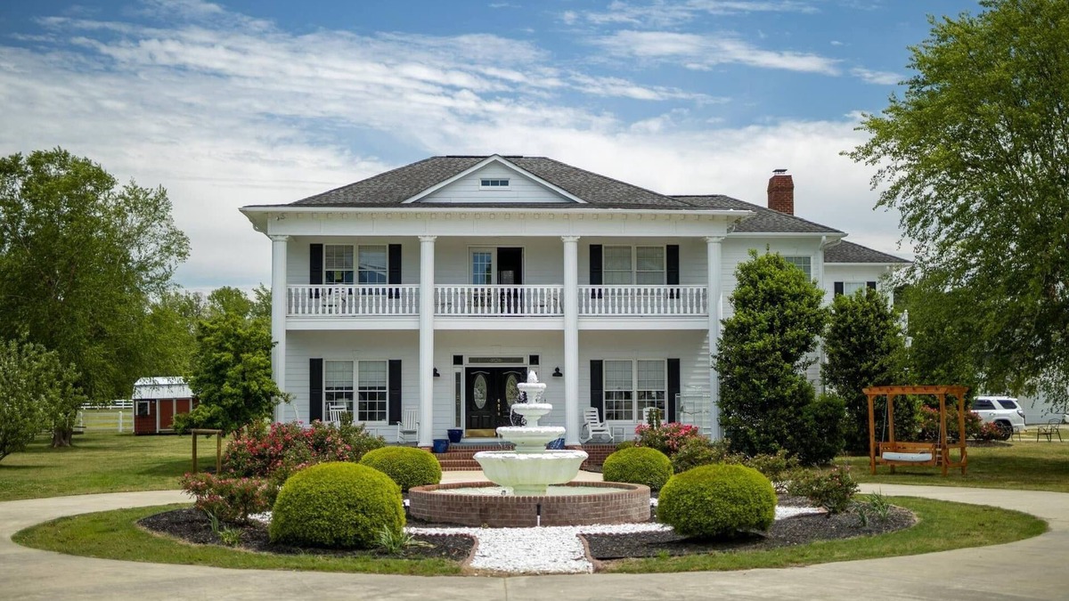 Parkton Bed & Breakfast | The Barn Room Queen Bed with Shared Bathroom on 30-acre farm with 1-acre pond