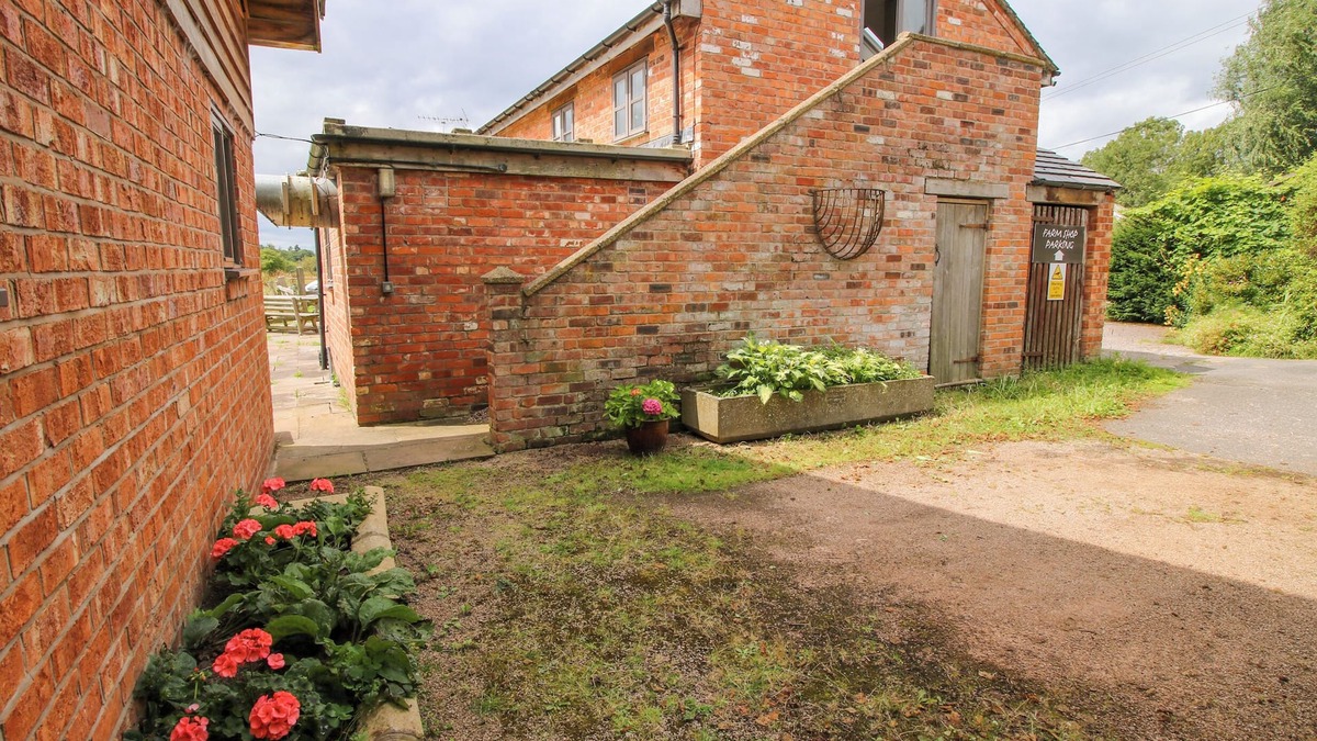 Wollerton Apartment | THE BARN, with open fire in Weston-Under-Redcastle