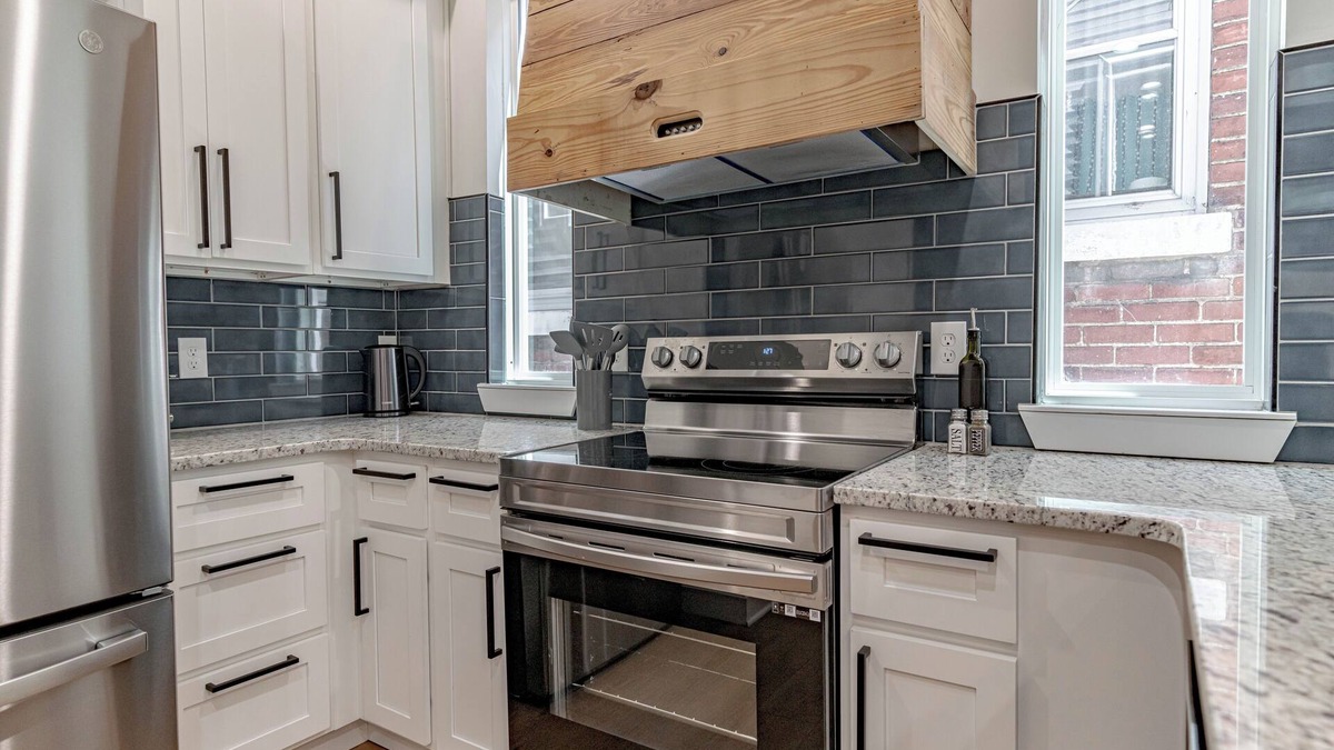Shelby Park House | The Baroness! 4 BR Home! Near Logan Street Market!