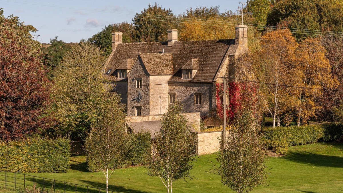 Aldsworth House | The Barracks - sleeps 6 guests in 3 bedrooms