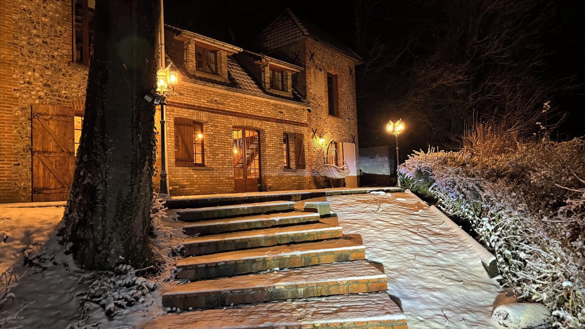 Ancourt House | The bastion with two turrets and its jacuzzi in the middle of nature