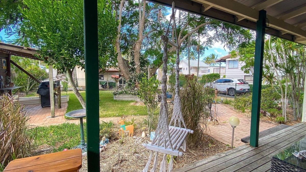 Traviston House | The Batch - Burrum Heads - Walk To Beach - 2BR - Pets Welcome