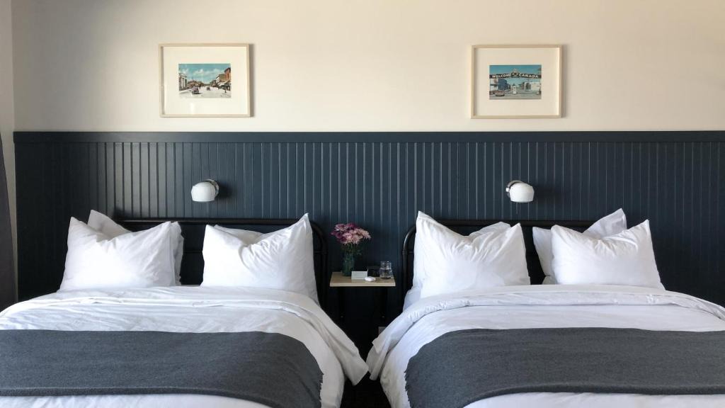 Rainy River District Hotel | The Bayview Motel - Fort Frances, ON - Lakeside Motel
