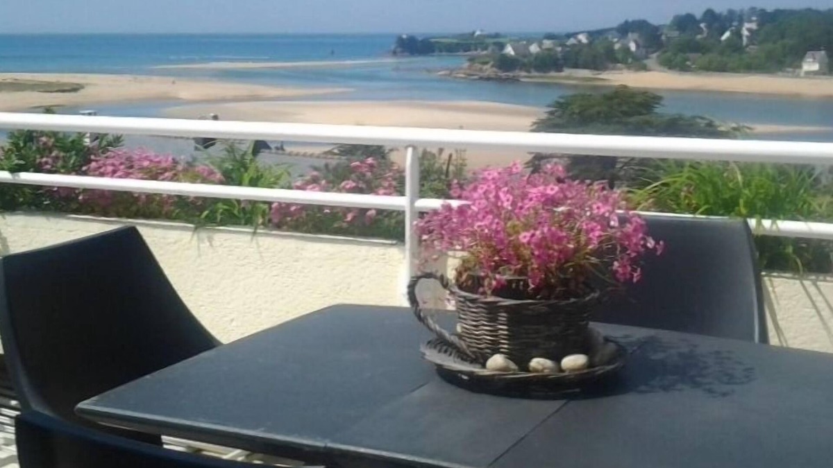 Guidel-Plages Apartment | The beach as a horizon with this T3 holiday apartment with sun terrace