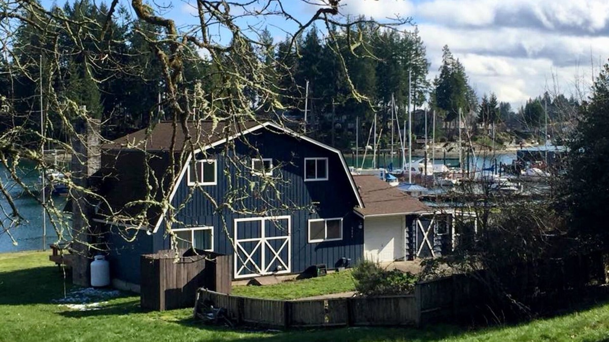 Grapeview House | The Beach Barn - Puget Sound Low Bank Waterfront, Case Inlet in Allyn WA