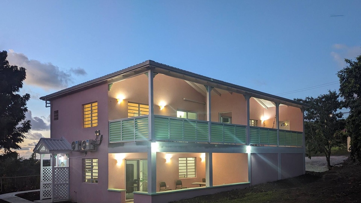 Runaway Bay Apartment | The beach, golf, everything close to our breezy, quiet, comfortable apartments.