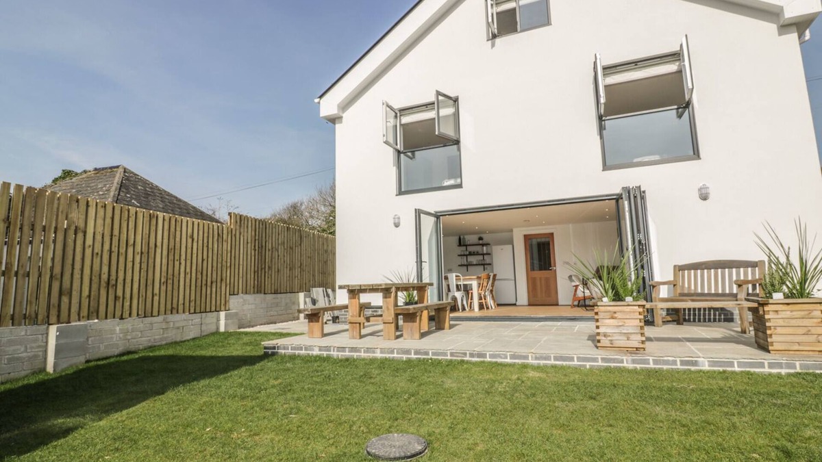 Perranporth House | THE BEACH HALT, family friendly, with a garden in Perranporth