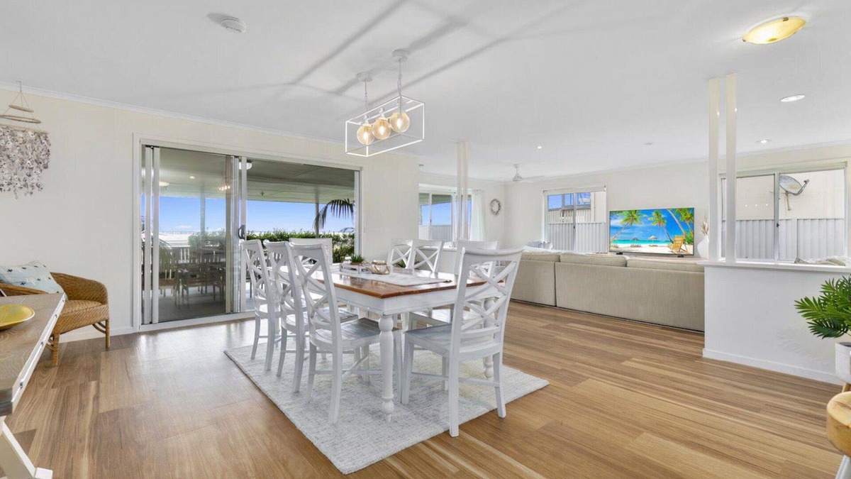 Beachmere House | THE BEACH HOUSE - ABSOLUTE BEACHFRONT RETREAT
