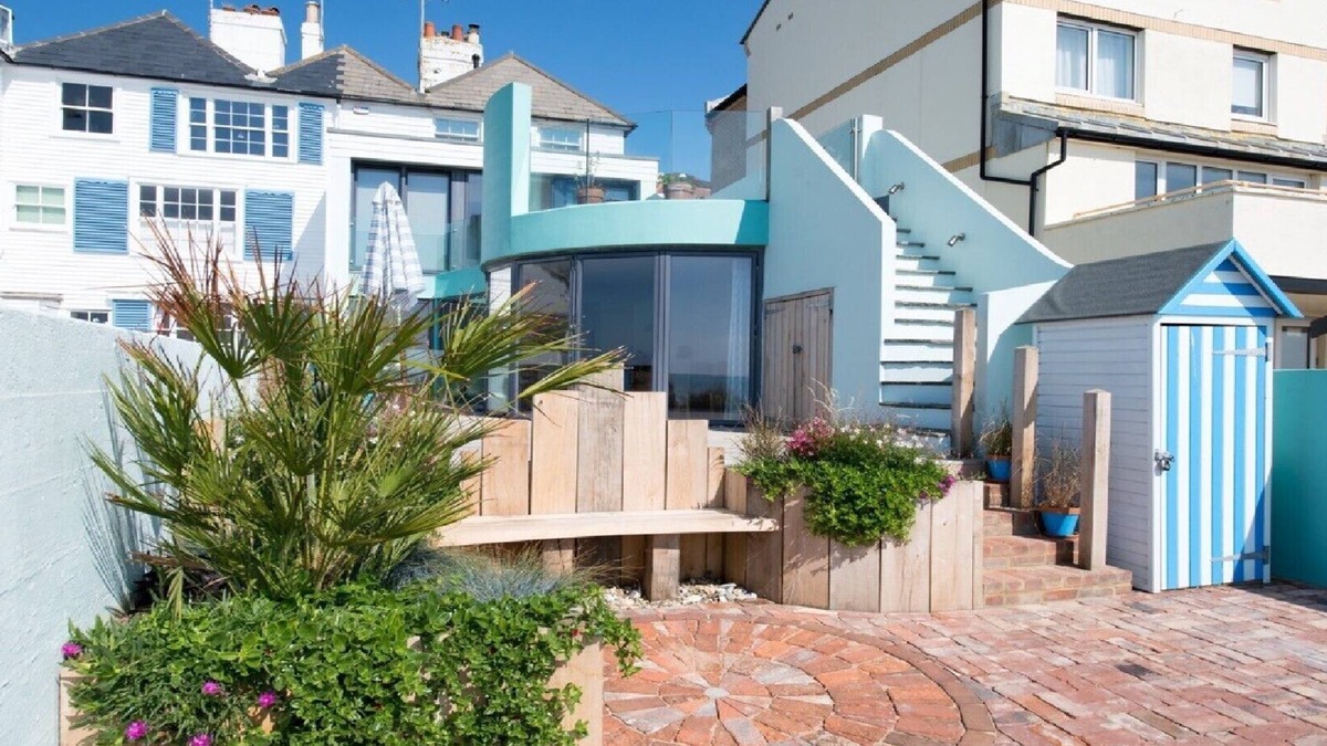 Sandgate House | The Beach House at Sandgate Right on the beach