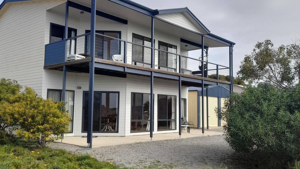 Melville House | The Beach House-Esplanade position! Sea Views! Off Peak special!