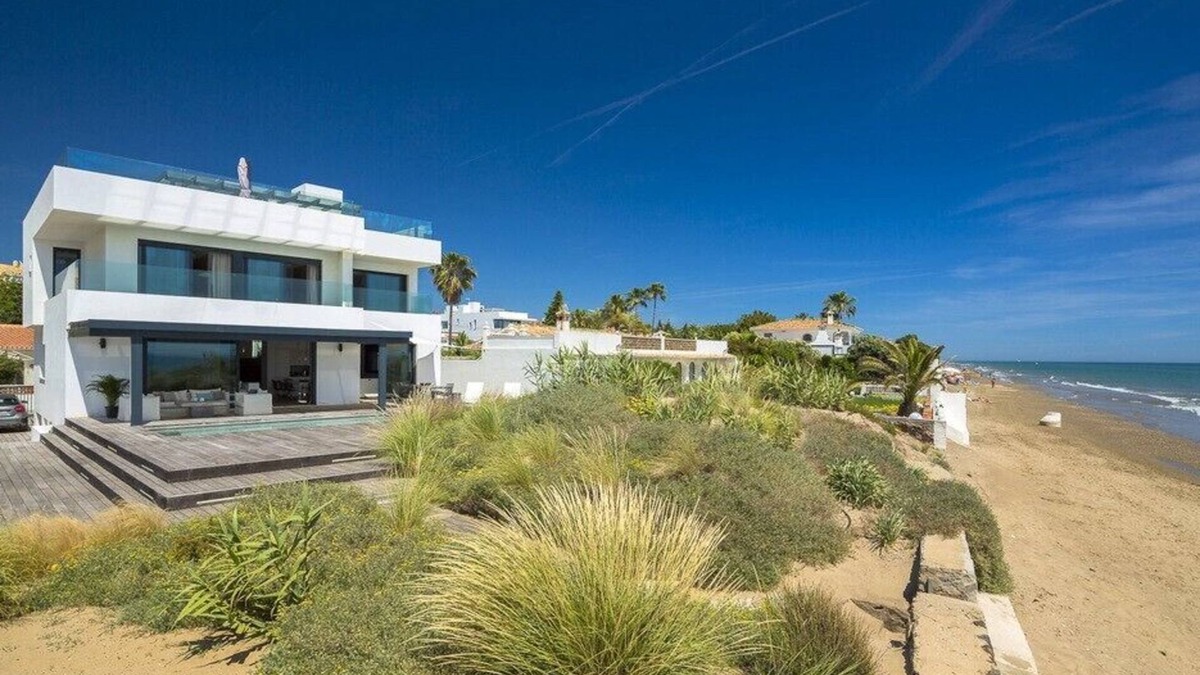 Urbanizacion Costabella Villa | The Beach House -Front line beach Villa in Elviria