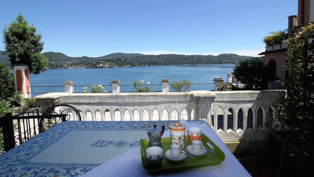 Pella Apartment | The Beach Indipendent Apartment View Lake!