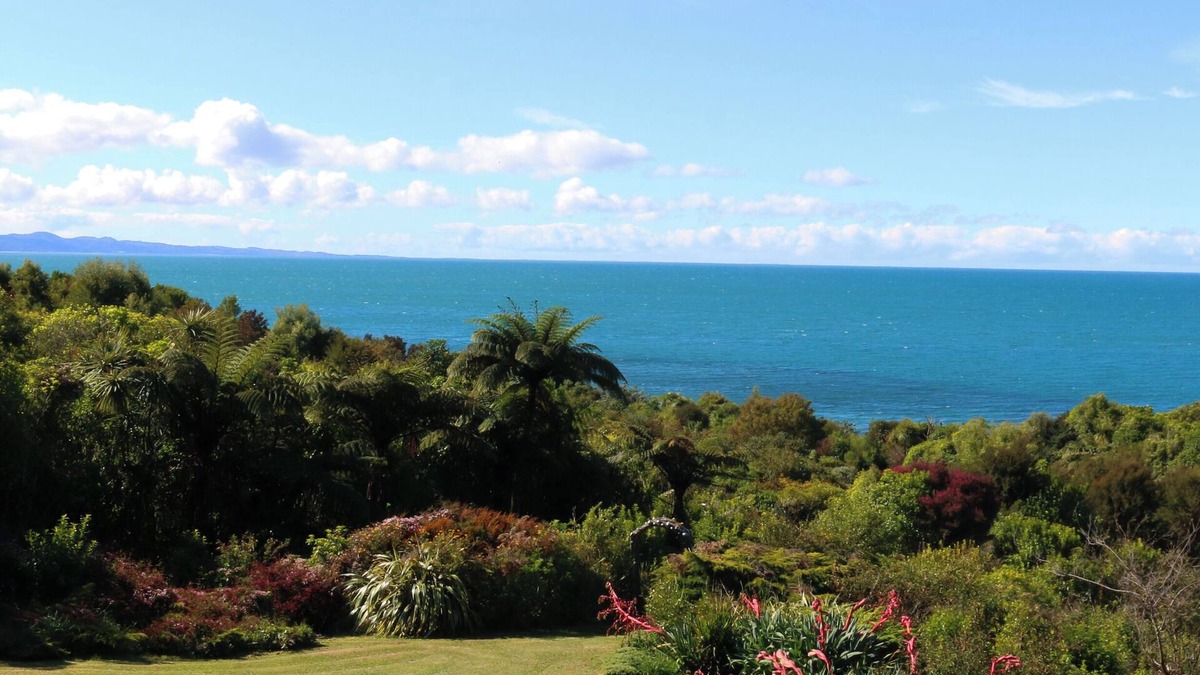 Onekaka House | The Beach Lodge , secluded with panoramic sea views